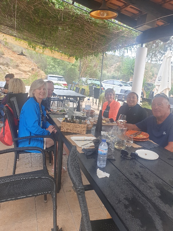 6 walkers and 2 dogs had a very nice lunch at Ourique after the walk.